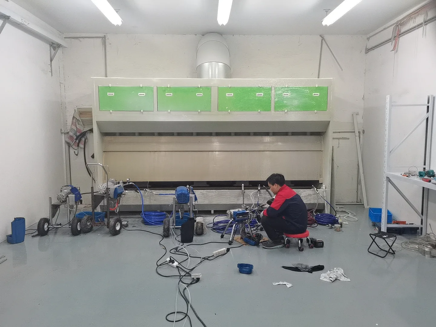 Airless sprayers and hoses in the Nantong workshop spray testing area
